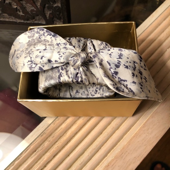 Adorable animal print cuff bracelet…soft and shiny✨✨✨ - Picture 5 of 11